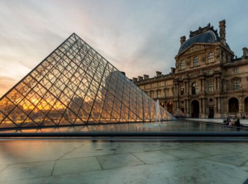louvre:-ladroes-experientes-roubaram-joias-“inestimaveis”,-diz-governo