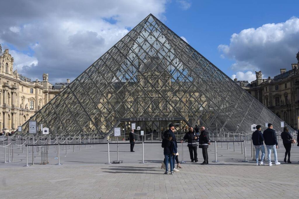 louvre:-ladroes-usaram-guindaste-e-motosserra-e-fugiram-de-scooter