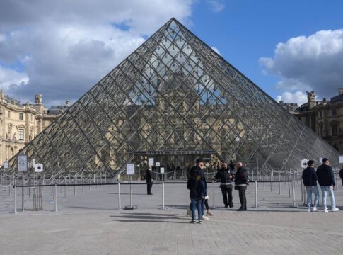 louvre:-ladroes-usaram-guindaste-e-motosserra-e-fugiram-de-scooter