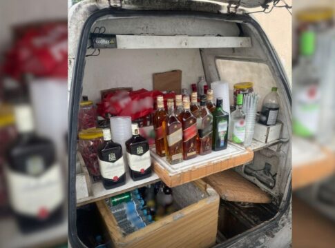 pm-apreende-bebida-falsificada-usada-para-fazer-drinks-em-santos