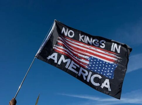 “no-kings”:-trump-posta-video-de-ia-em-que-joga-fezes-sobre-pessoas