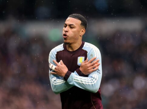 aston-villa-vence-tottenham-de-virada-e-chega-a-sete-jogos-invicto