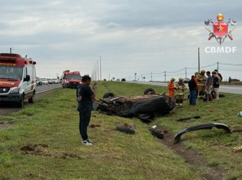 quatro-pessoas-ficam-feridas-apos-carro-capotar-na-br-060