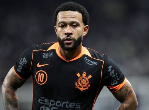 video:-memphis-depay-debocha-de-jogador-do-atletico-mg-durante-jogo