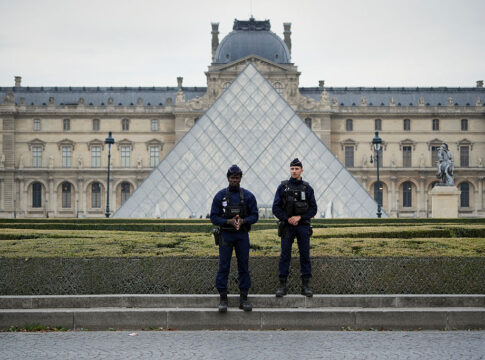 oito-joias-e-um-segredo:-assalto-ao-louvre-abala-paris-neste-domingo