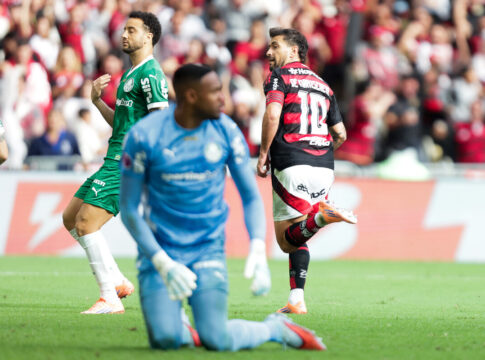 em-jogo-disputado,-flamengo-vence-palmeiras-e-embola-briga-pelo-titulo