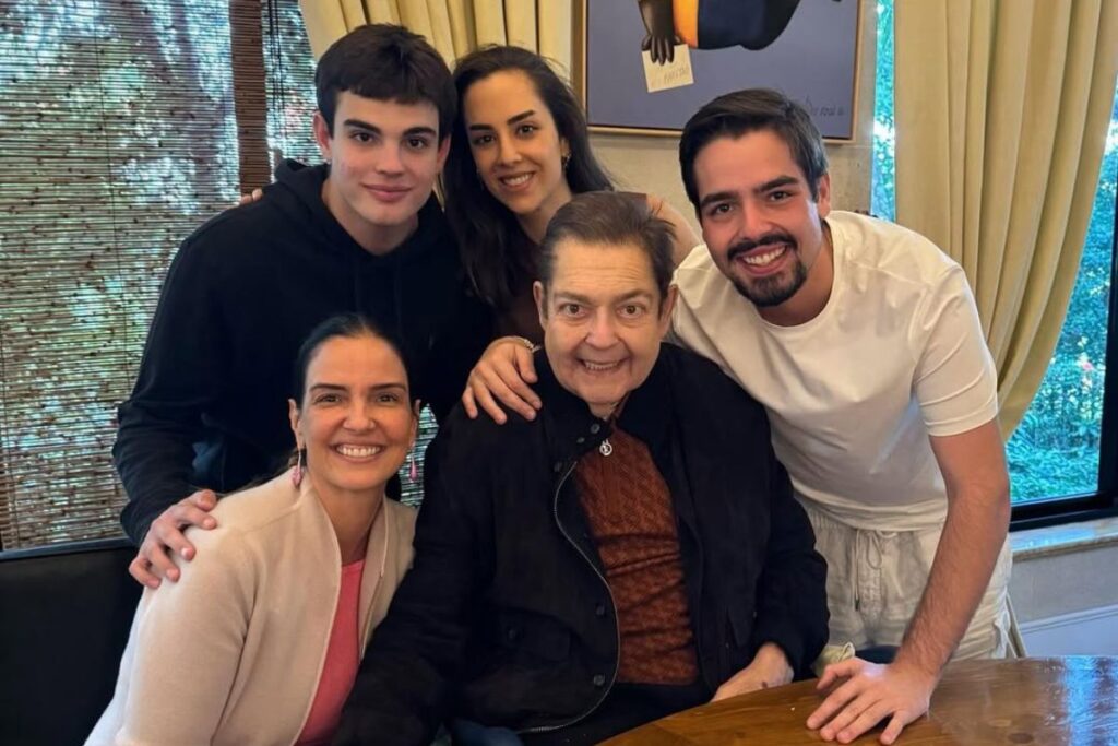 joao-silva-posta-foto-rara-com-faustao-e-se-declara:-“amor-pra-mim”