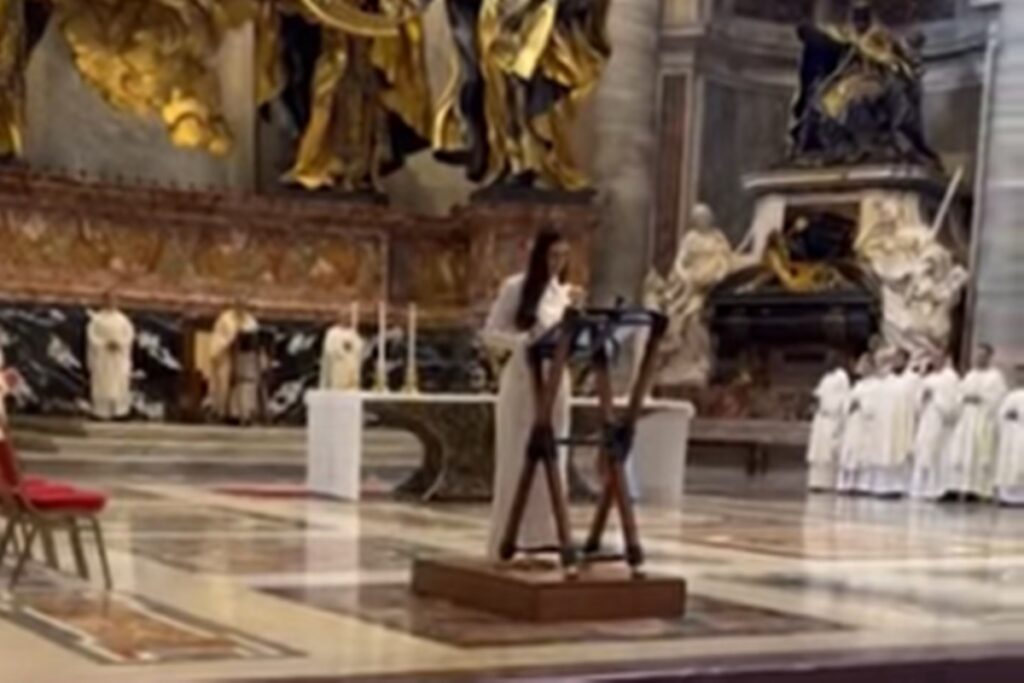 primeira-dama-do-df-le-oracao-dos-fieis-em-santa-missa-no-vaticano