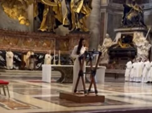 primeira-dama-do-df-le-oracao-dos-fieis-em-santa-missa-no-vaticano