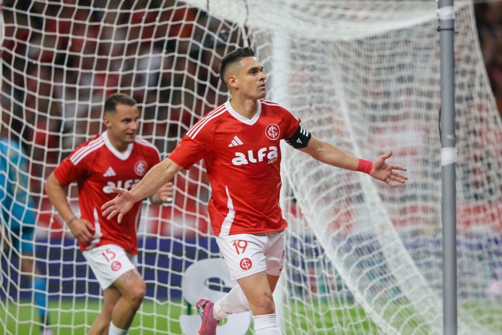 com-um-gol-em-cada-tempo,-internacional-vence-sport-no-beira-rio