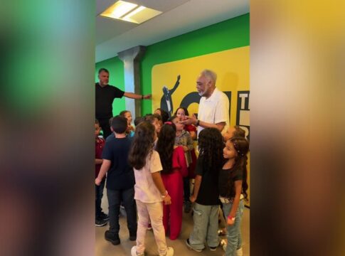 gilberto-gil-presenteia-alunos-de-escola-publica-com-show-em-sp