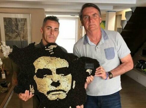 pm-compra-quadro-de-artista-que-fez-escultura-de-bolsonaro-com-cartuchos