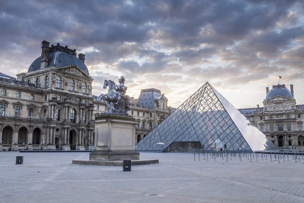 louvre:-macron-promete-recuperar-joias-roubadas;-veja-o-que-se-sabe