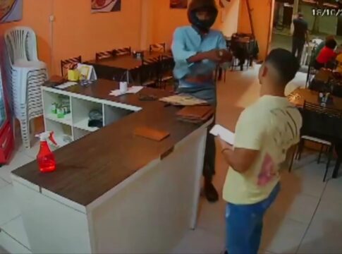 ba:-video-mostra-momento-em-que-suspeito-mata-dono-de-pizzaria-a-tiros