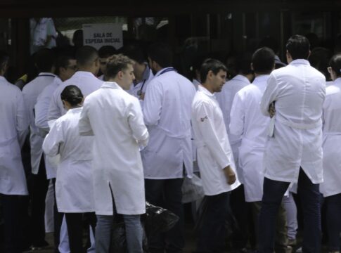 revalida-2025/2:-prazo-para-envio-de-diploma-medico-comeca-hoje