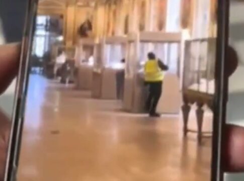 o-roubo-no-louvre-e-mais-um-episodio-do-desastre-nacional-frances
