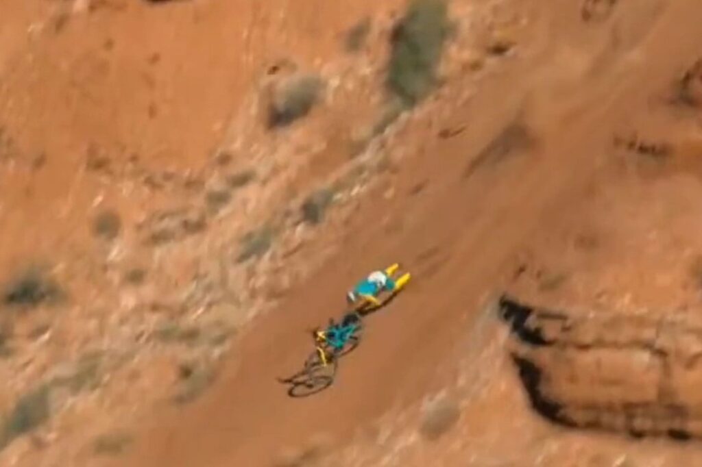 video:-ciclista-cai-de-penhasco-durante-manobra-arriscada-nos-eua