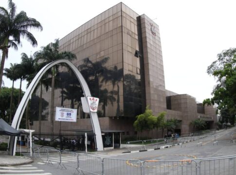 corinthians-recebe-novo-transfer-ban-por-divida-com-a-cndr