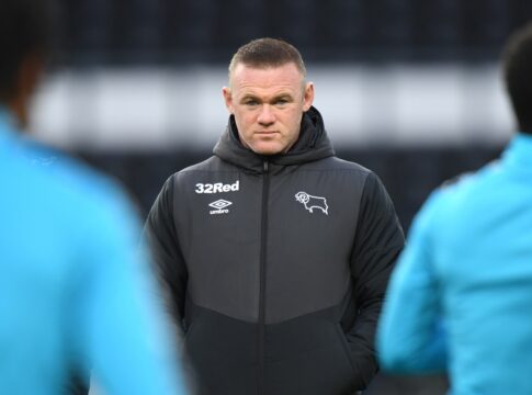 wayne-rooney-alfineta-novo-atacante-do-liverpool:-“nao-esta-pronto”