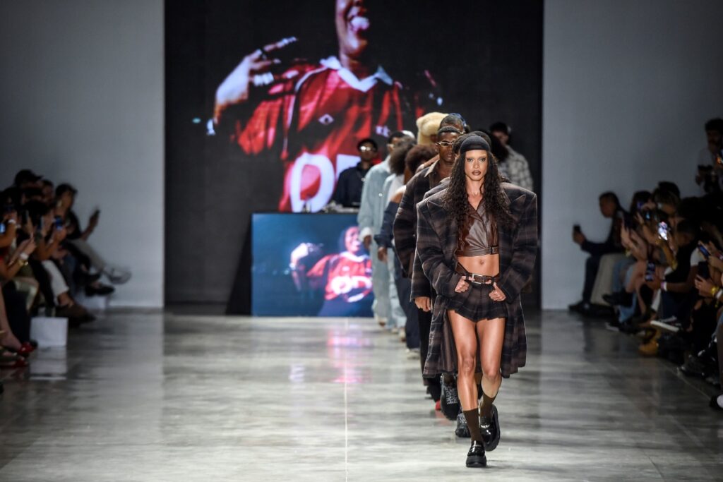 dendezeiro-encerra-trilogia-no-spfw-n60-com-celebracao-a-cultura-negra