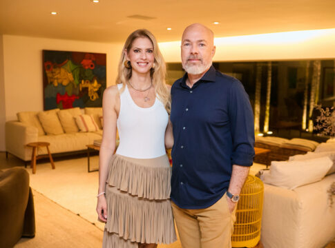 rodrigo-e-susan-neves-recebem-convidados-em-animado-happy-hour