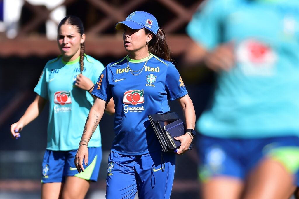 camilla-orlando-e-a-primeira-tecnica-do-df-a-treinar-o-brasil;-entenda