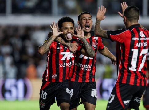 vitoria-vence-santos-na-vila-e-incendeia-luta-contra-o-rebaixamento