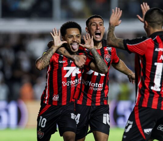 vitoria-vence-santos-na-vila-e-incendeia-luta-contra-o-rebaixamento