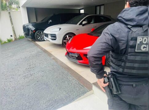 veja-carros-apreendidos-em-operacao-contra-lojas-de-cosmeticos-do-df veja-carros-apreendidos-em-operacao-contra-lojas-de-cosmeticos-do-df