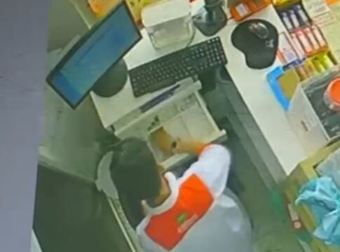 funcionario-furta-r$-5-mil-de-farmacia-onde-trabalha-no-df;-assista
