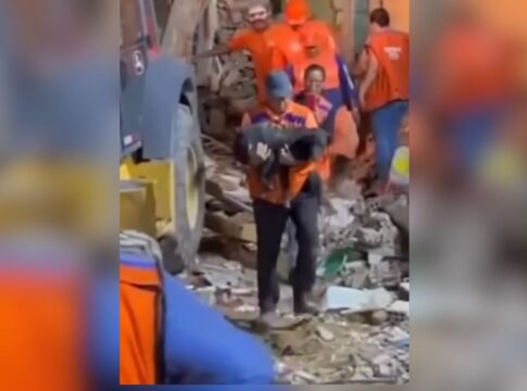 pe:-cao-e-salvo-apos-ficar-35h-sob-escombros-de-casas-que-explodiram
