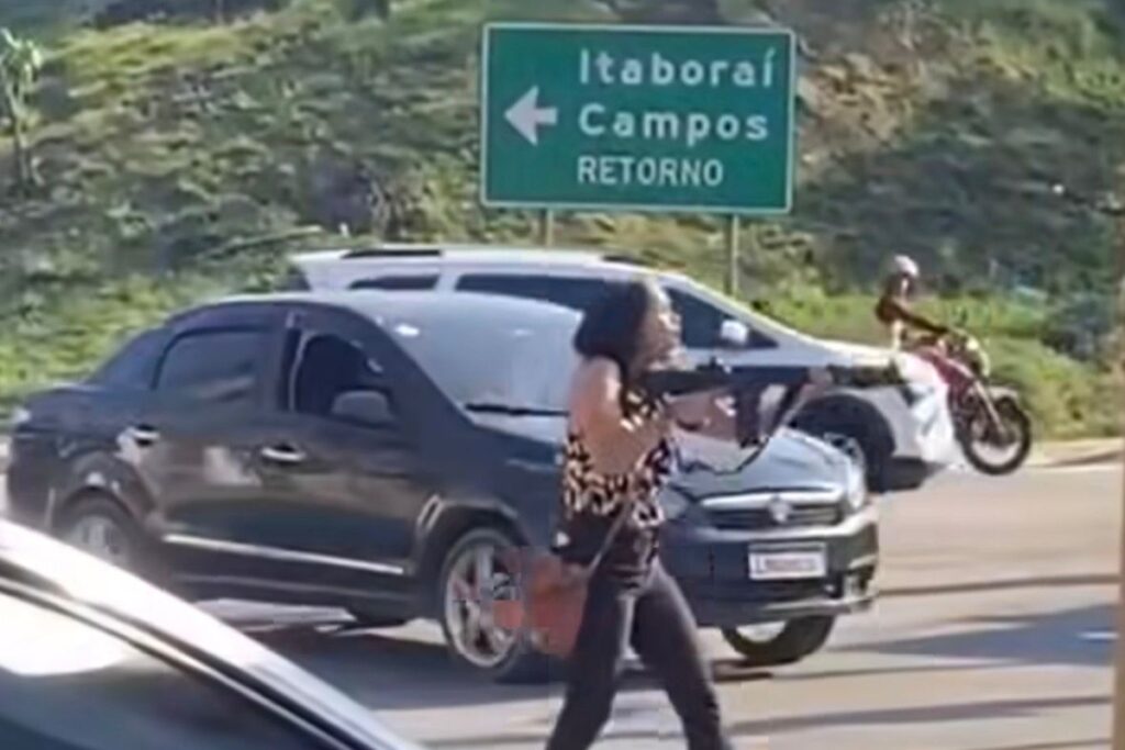 video-de-policial-a-paisana-sacando-fuzil-para-criminoso-viraliza