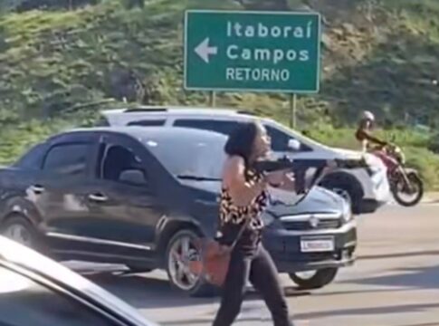 video-de-policial-a-paisana-sacando-fuzil-para-criminoso-viraliza