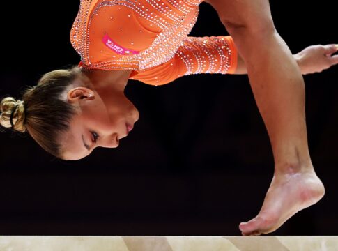 flavia-saraiva-brilha-e-vai-a-final-da-trave-no-mundial-de-ginastica