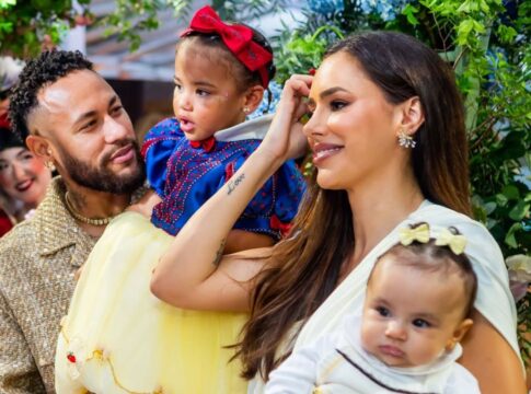 neymar-e-bruna-biancardi-compartilham-banho-com-as-filhas.-veja-foto!