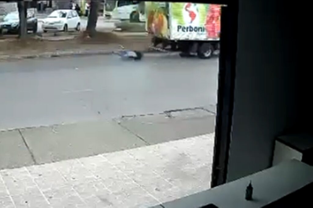 video:-homem-se-pendura-em-caminhao,-cai-e-e-arrastado-por-rua-no-df