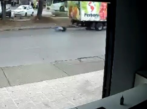 video:-homem-se-pendura-em-caminhao,-cai-e-e-arrastado-por-rua-no-df