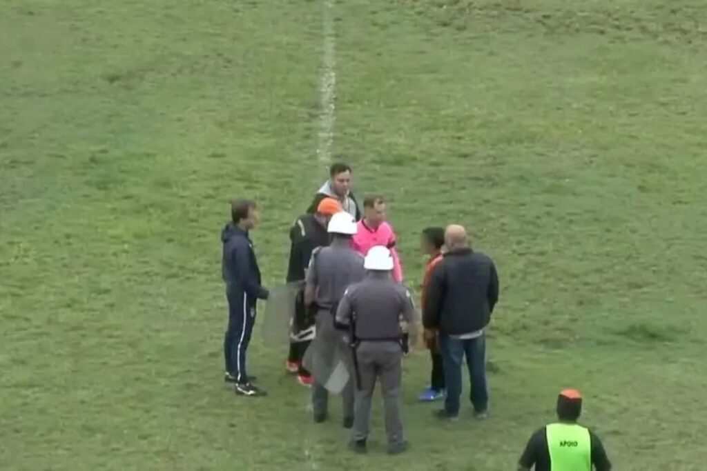 torcedora-do-corinthians-presa-por-racismo-contra-crianca-e-liberada