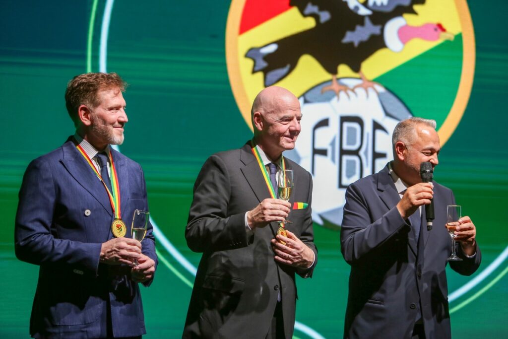 presidente-da-fifa-promete-levar-copa-do-mundo-a-bolivia