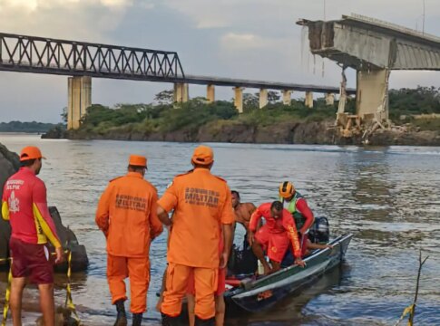 carreta-e-retirada-do-rio-tocantins-dez-meses-apos-colapso-da-ponte-jk
