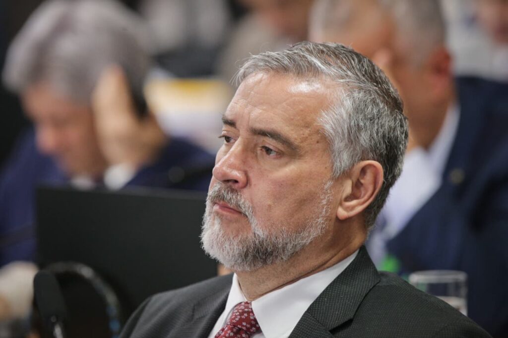 lider-do-governo-apresenta-requerimentos-contra-os-“golden-boys”-por-fraude-no-inss