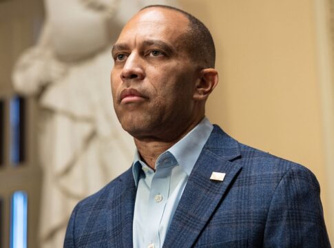 homem-perdoado-por-trump-pelo-6/1-e-preso-por-ameacar-lider-democrata