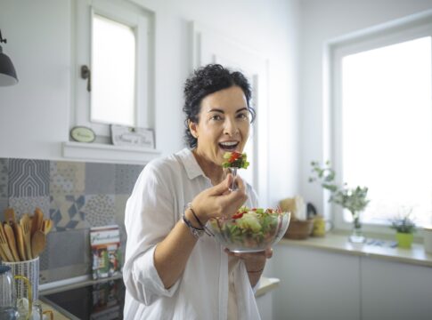 menopausa:-o-que-comer-para-aliviar-os-sintomas-e-se-manter-saudavel