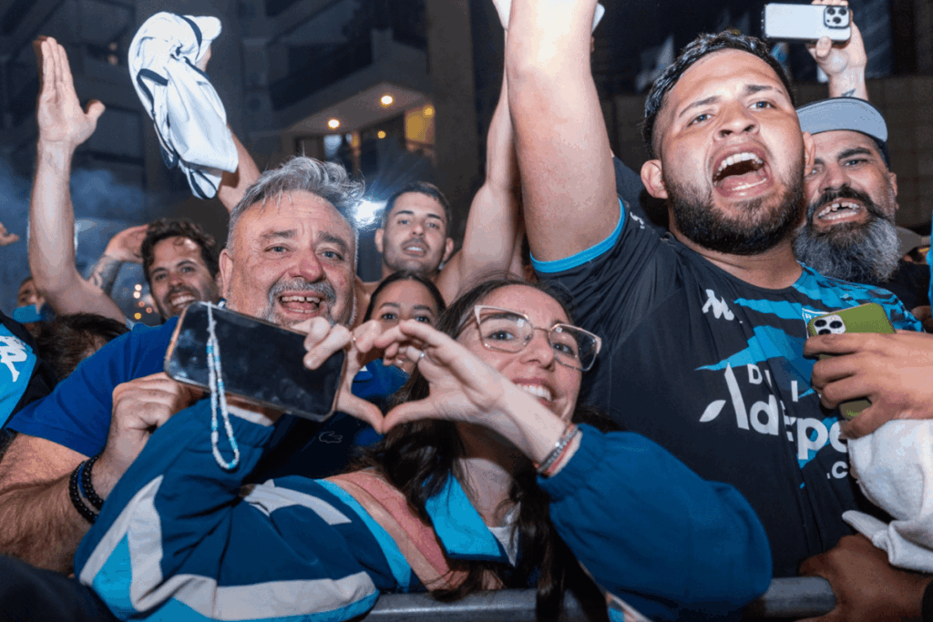 video:-torcida-do-racing-recepciona-jogadores-com-festa-em-hotel