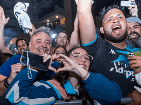 video:-torcida-do-racing-recepciona-jogadores-com-festa-em-hotel