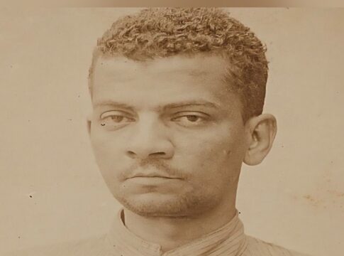 um-escritor-amargo-que-tinha-uma-biblioteca-de-nome-terno-e-poetico