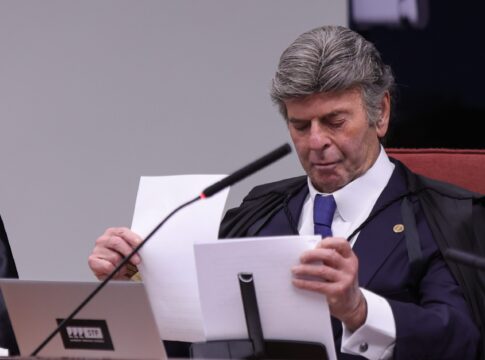 um-raio-de-esperanca-volta-a-iluminar-bolsonaro-e-seus-devotos
