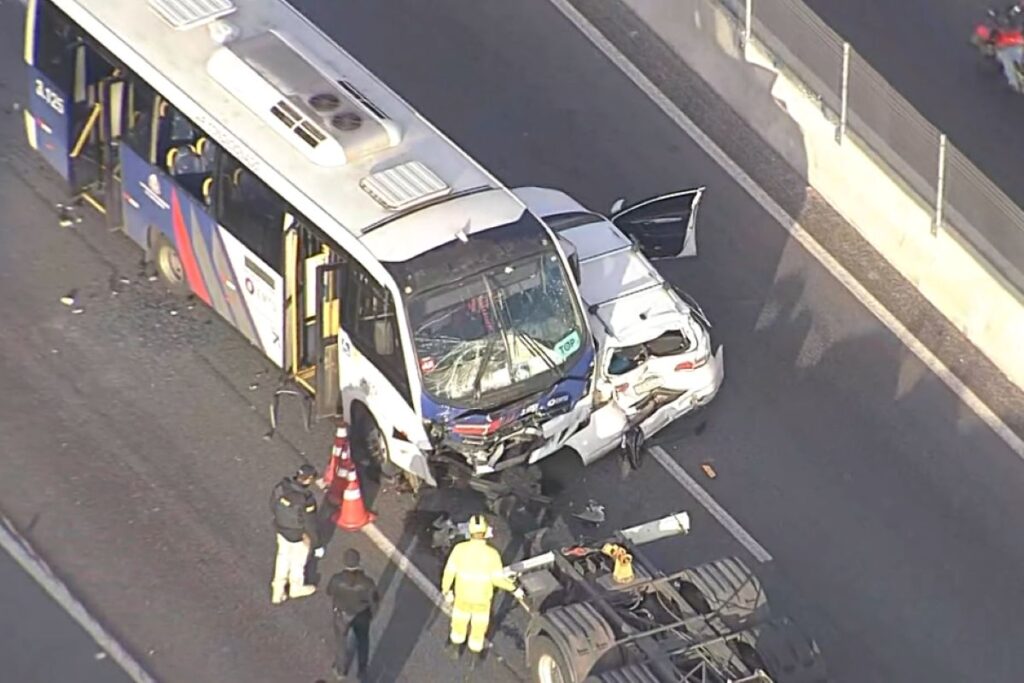 acidente-com-onibus,-carro-e-motos-deixa-5-feridos-e-1-morto-na-dutra