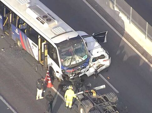 acidente-com-onibus,-carro-e-motos-deixa-5-feridos-e-1-morto-na-dutra