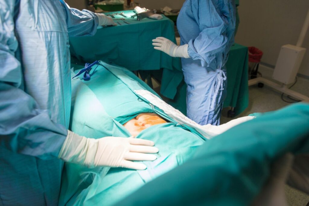 paciente-fica-tres-anos-com-compressa-esquecida-no-abdomen-no-df